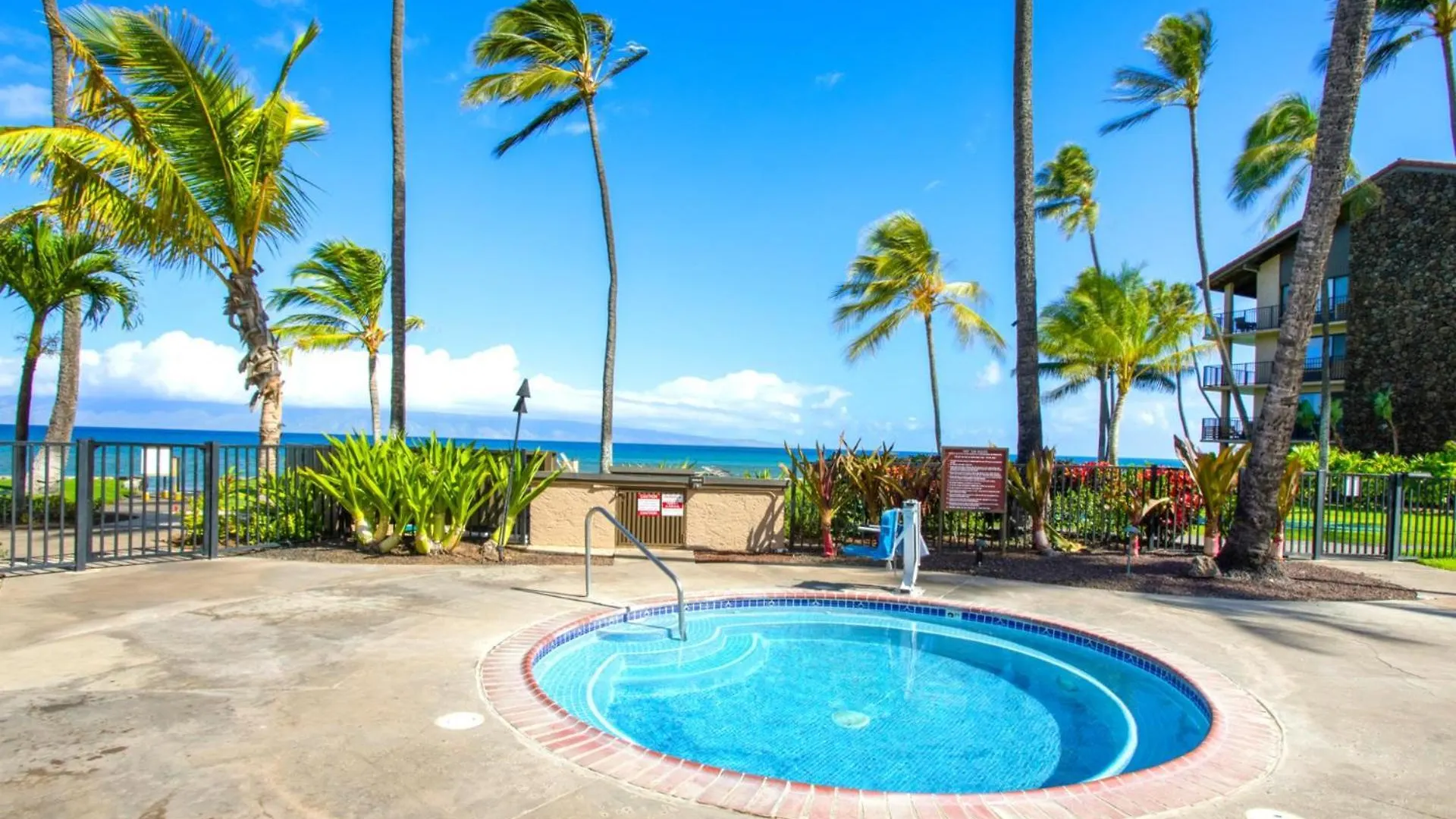 Kbm Resorts Free Car Papakea Oceanfront 1-Bedroom Corner Unit With King Bed And Unobstructed Views Pka-201 United States